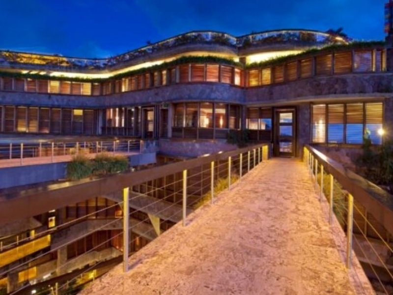 Each suite can only be reached by a private footbridge / ©Jade Mountain